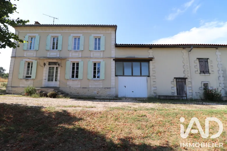 Maison 6 pièces 131 m² · à Saint-Martin-de-Coux · 131 m² · 271 000 €