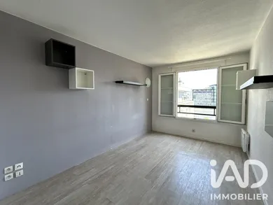 Studio à Courbevoie (92400)