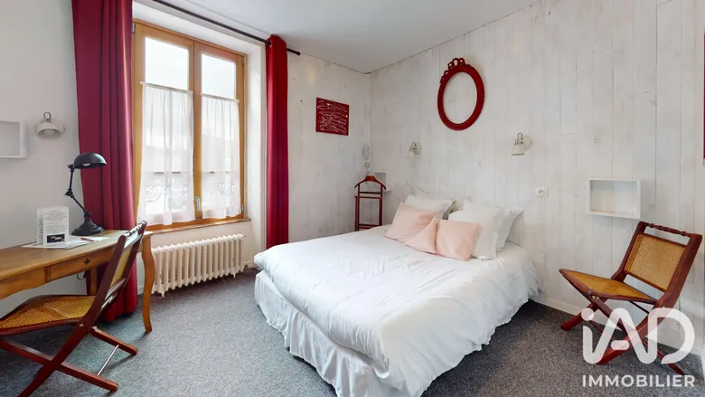 Hôtel à Besse-et-Saint-Anastaise (63610) · 606 m² · 194 400 €