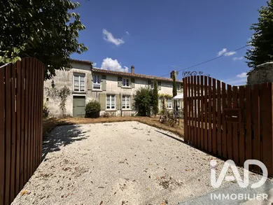 Traditional house in Valdelaume (79110)