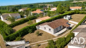 Maison de village à Saint-Saturnin (16290)