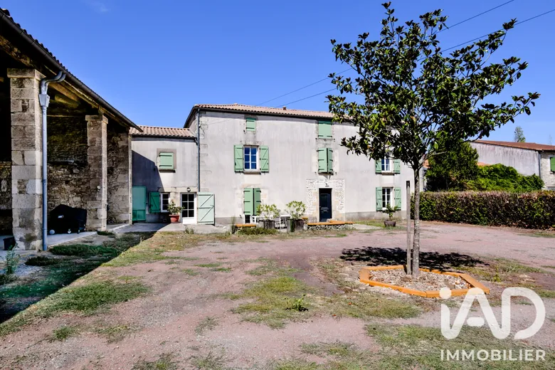 Maison 6 pièces 242 m² · à Cherveux · 242 m² · 295 000 €