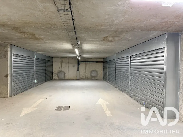 Parking 200 m² · à Paris · 200 m² · 255 000 €