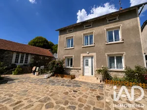 Maison de campagne à Val d'Arcomie (15320)