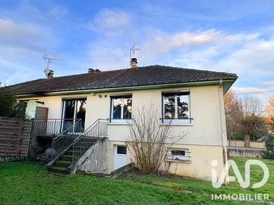 Townhouse in Saint-Fargeau (89170)