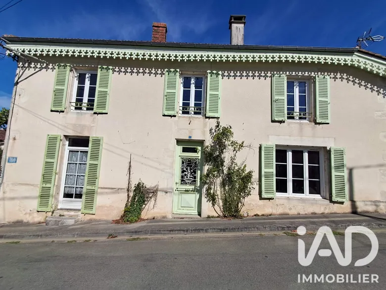 Maison 7 pièces 185 m² · à Fontaine-Chalendray · 185 m² · 119 000 €