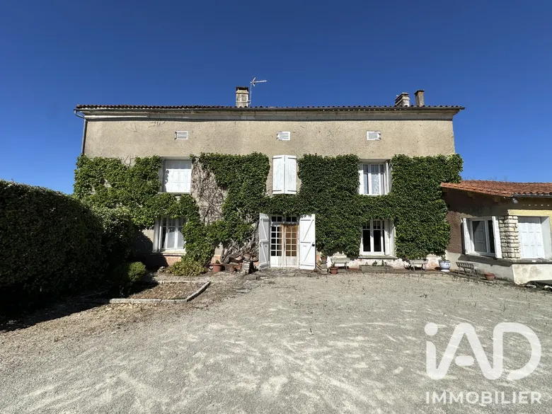 Maison 9 pièces 259 m² · à Villiers-Couture · 259 m² · 137 000 €