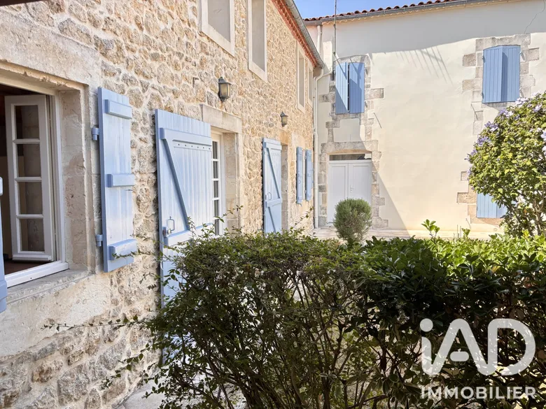 Maison 9 pièces 260 m² · à L'Éguille · 260 m² · 329 000 €