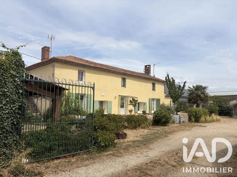 Maison 10 pièces 203 m² · à Saint-Généroux · 203 m² · 189 000 €