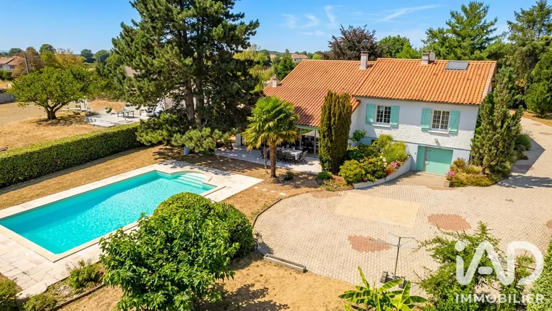 Maison 7 pièces 183 m² · à La Chapelle-Bertrand · 183 m² · 262 000 €