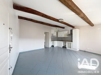 Apartment in Cuges-les-Pins (13780)