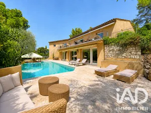 Maison traditionnelle à Roquefort-les-Pins (06330)