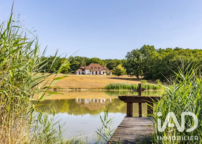 Maison 11 pièces 520 m² · à La Ferte-Saint-Cyr · 520 m² · 940 000 €