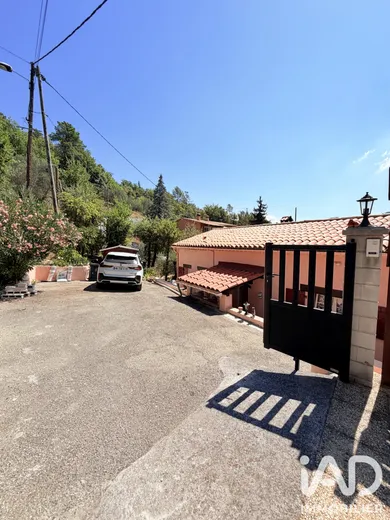Maison de campagne à Gilette (06830)