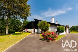 Architectural house in Saint-Vincent-de-Paul (40990)