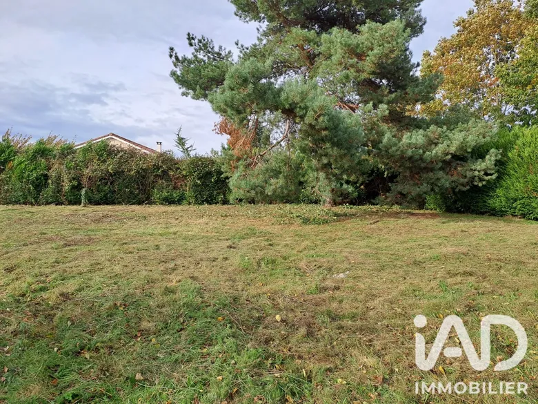 Terrain à bâtir à Saint-Just-le-Martel (87590) · 63 000 €