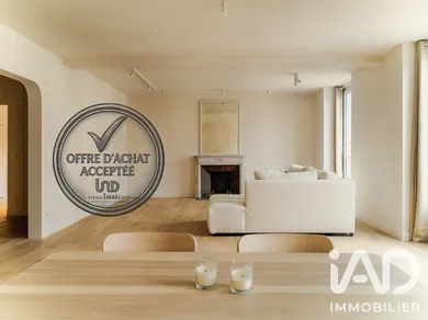 Apartment in Paris (75008)