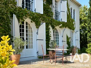 Architectural house in Médis (17600)