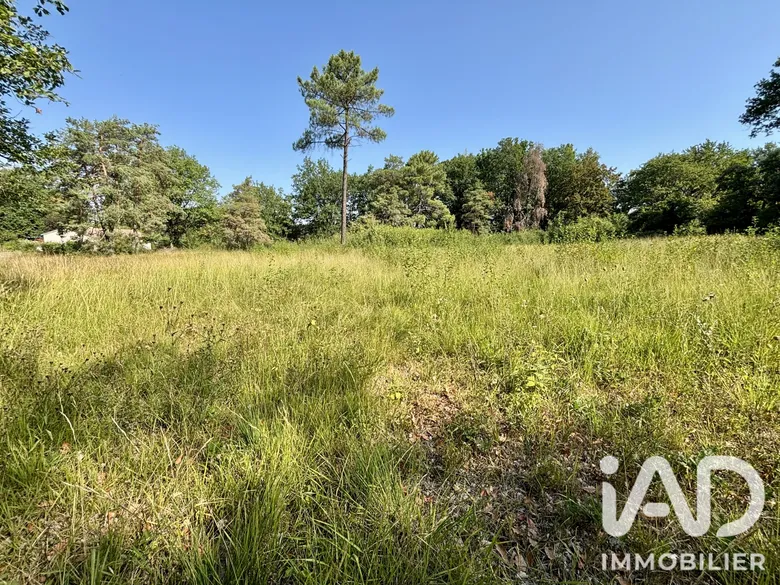 Terrain à bâtir à Marcillac-Saint-Quentin (24200) · 49 500 €
