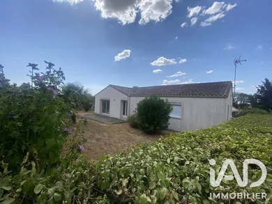 Maison traditionnelle à Aizenay (85190)