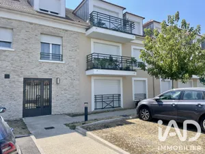 Apartment in Chevannes (91750)