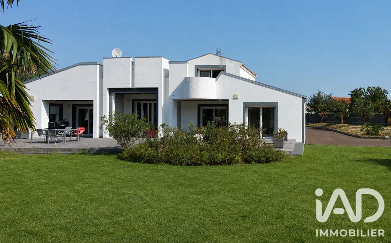Maison 8 pièces 402 m² · à Saint-Révérend · 402 m² · 775 000 €