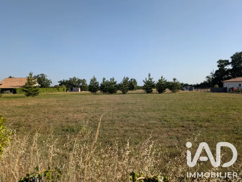 Terrain à bâtir à Le Pizou (24700) · 29 900 €