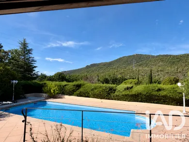 Maison traditionnelle à Bagnols-en-Forêt (83600)