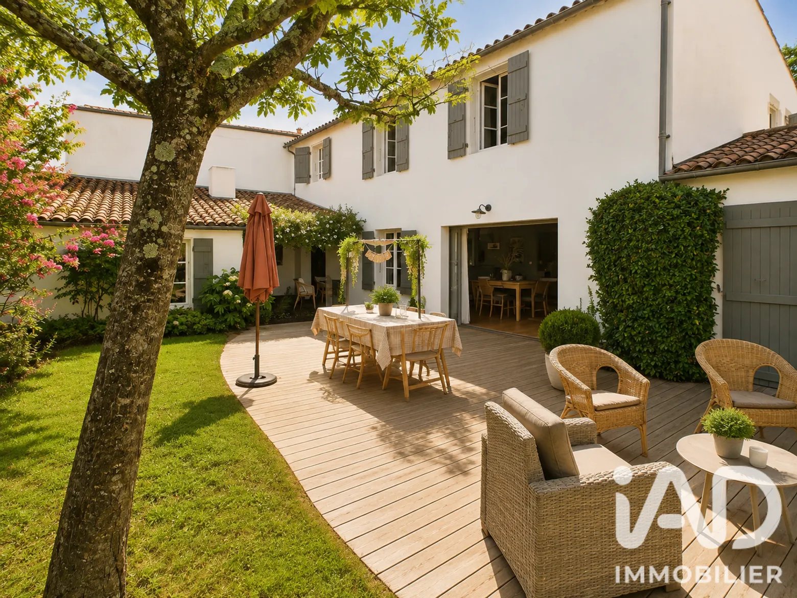 Vente maison à La Flotte (17630) : maison de village 10 pièces 213 m² - 2103110 — 2