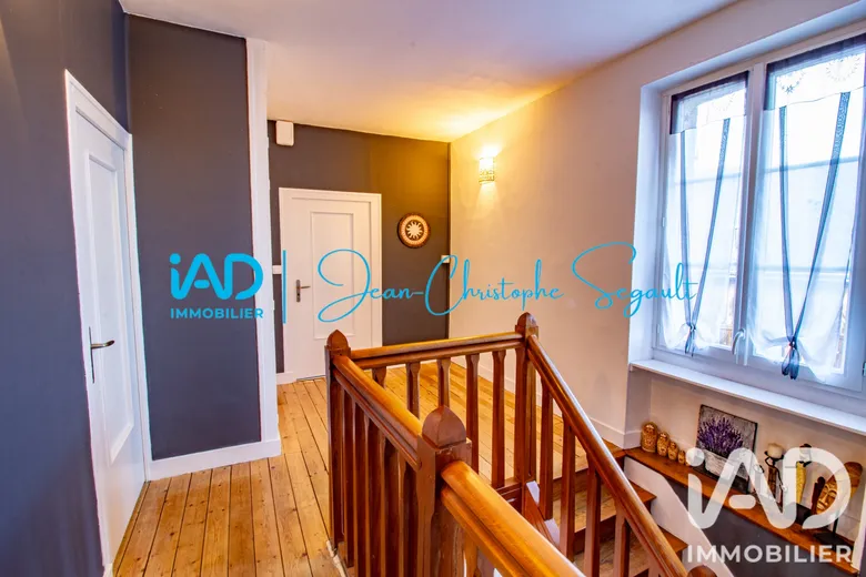 Maison 10 pièces 210 m² · à Corbeilles · 210 m² · 220 000 €