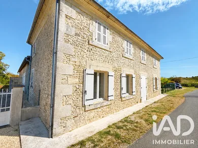 Maison de campagne à Baignes-Sainte-Radegonde (16360)