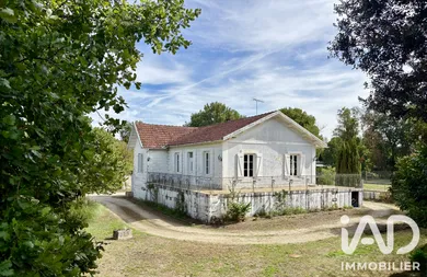Maison à Saint-Même-les-Carrières (16720)