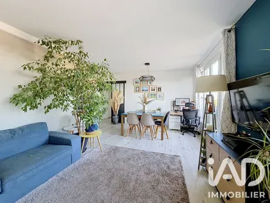 Apartment in Le Mesnil-le-Roi (78600)