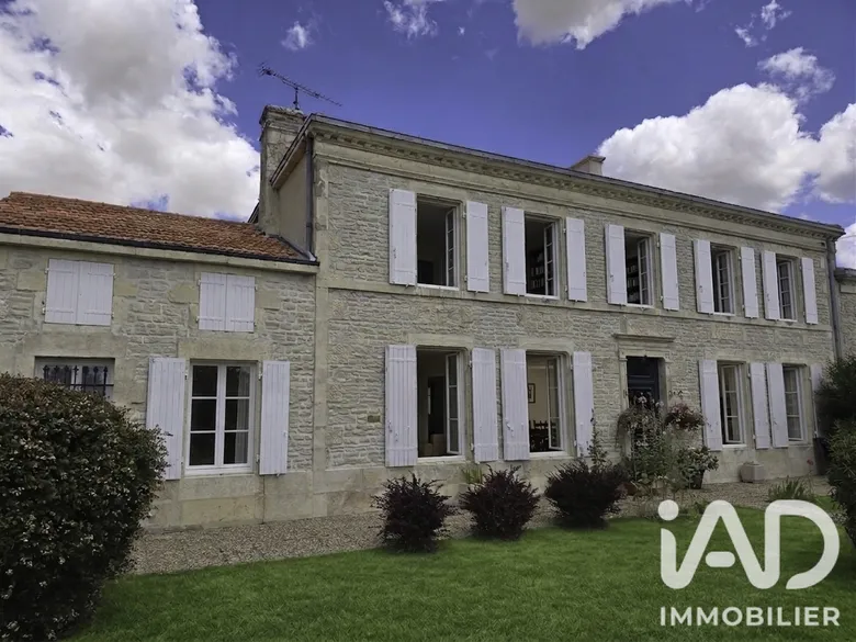 Maison 10 pièces 246 m² · à Villeneuve-la-Comtesse · 246 m² · 299 000 €