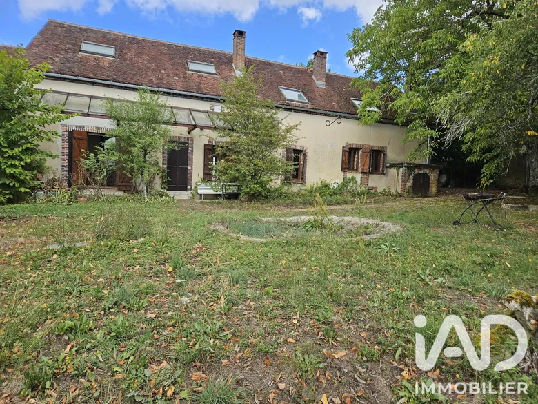 Maison 8 pièces 213 m² · à Les Bordes · 213 m² · 172 000 €