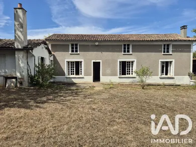 Maison de campagne à Clussais la Pommeraie (79190)