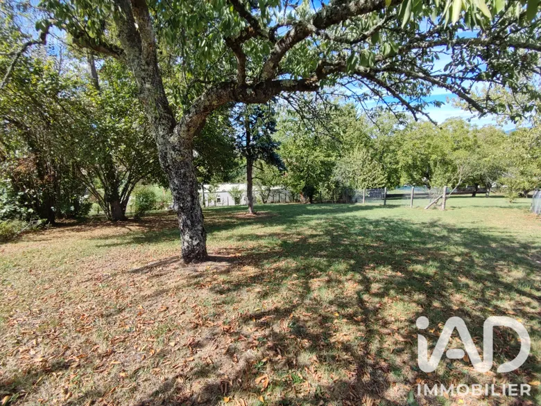 Terrain 967 m² · à Belley · 75 000 €