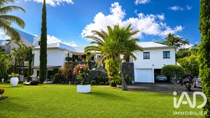 Architectural house in Saint-Pierre (97432)