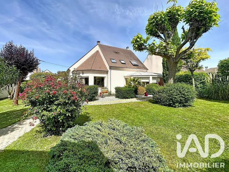 Maison 6 pièces 258 m² · à Favières · 258 m² · 549 000 €