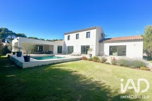 Architectural house in Uchaux (84100)