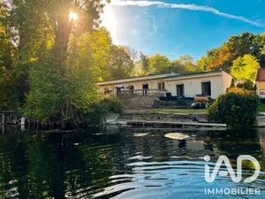 Architectural house in Montigny-sur-Loing (77690)