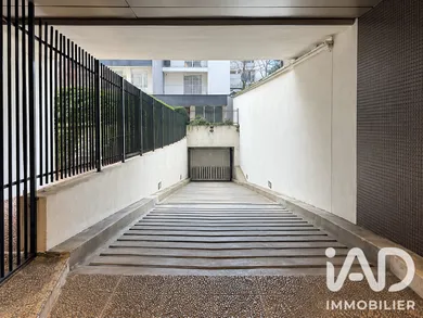 Parking à Paris (75015)