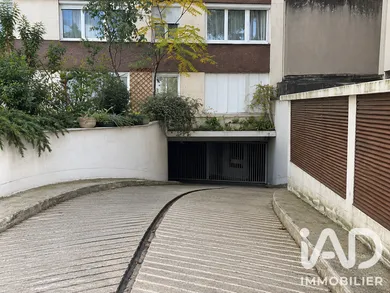 Parking à Paris (75010)