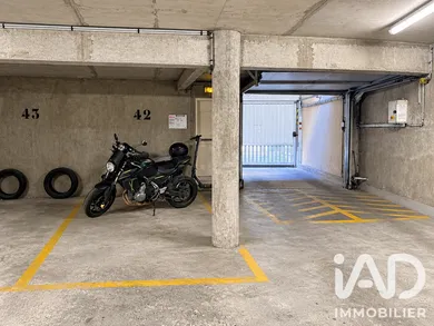 Parking à Paris (75019)