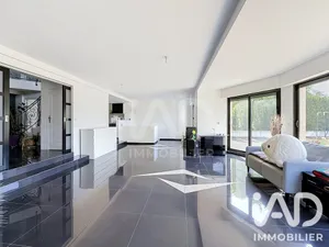 Architectural house in Pontault-Combault (77340)