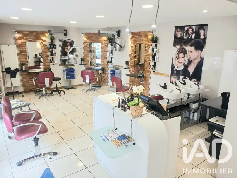 Esthétique, Coiffure​ à Saint-Gilles (50180) · 45 m² · 49 500 €