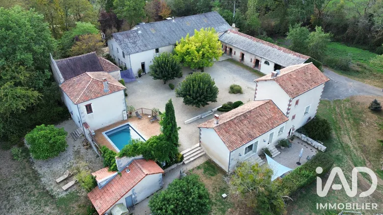 Maison 18 pièces 417 m² · à Persac · 417 m² · 590 000 €
