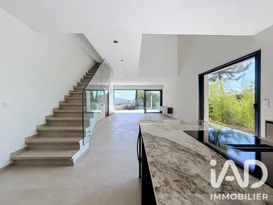 Architectural house in La Motte (83920)