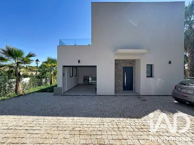 Architectural house in La Motte (83920)
