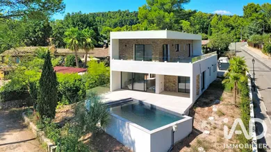 Architectural house in La Motte (83920)